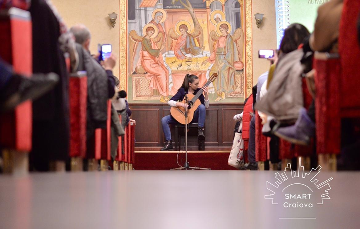 In recital before the frescoed apse